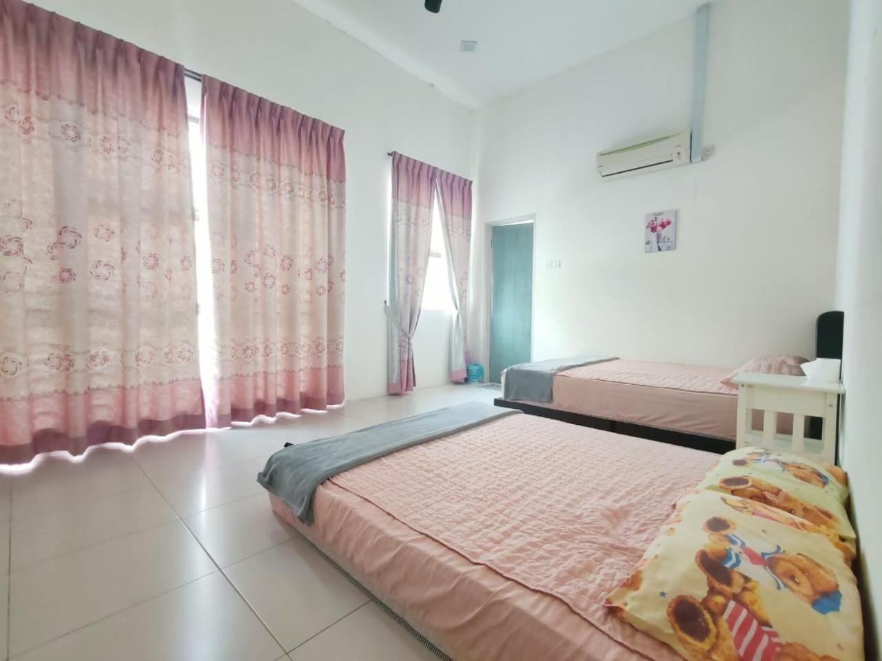 Teluk Batik 17Paradisehome Private Pool Karaoke Snooker Bbq 15Pax Lumut Exterior photo