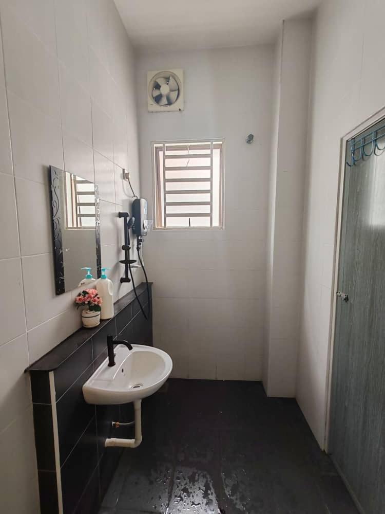 Teluk Batik 17Paradisehome Private Pool Karaoke Snooker Bbq 15Pax Lumut Exterior photo