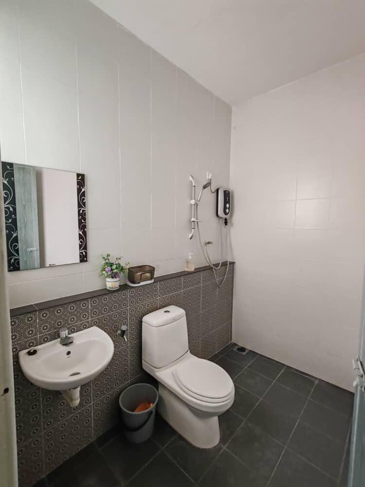Teluk Batik 17Paradisehome Private Pool Karaoke Snooker Bbq 15Pax Lumut Exterior photo